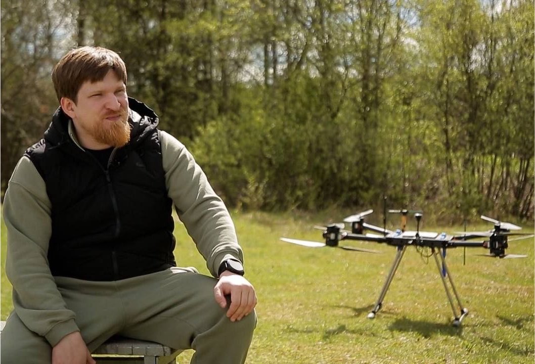 GloOouD's tweet photo. The author of the 🇷🇺TG channel "Twisted on War" (more than 660k subscribers) and the developer of the "Upyr" drone, Vladimir Tkachuk, was blown up in his Mercedes-Benz near Yekaterinburg - an explosive device planted under the car detonated.

The incident occurred in the settlement of Bolshoy Istok in the Sysertsky district. Tkachuk's driver-bodyguard died at the scene.

The developer himself was taken away by an ambulance; his current condition is unknown.