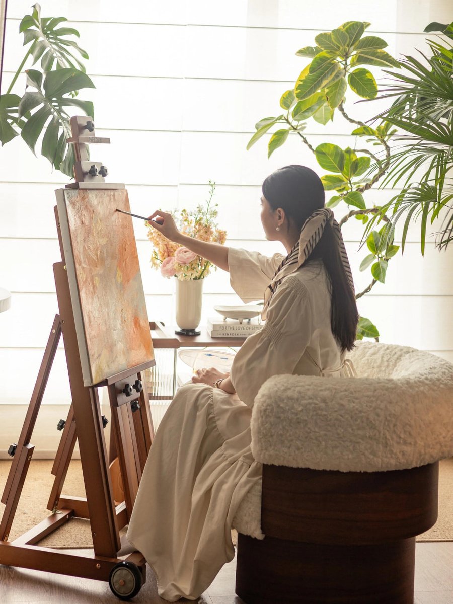 SoftBloomLiving's tweet photo. With some free time this afternoon, I noticed the flowers at home had wilted, so I quickly ordered some fresh ones to arrange. While arranging flowers, I suddenly had an inspiration and took out my drawing board to start creating. Are you looking forward to seeing my painting? https://t.co/k0PIMey21r