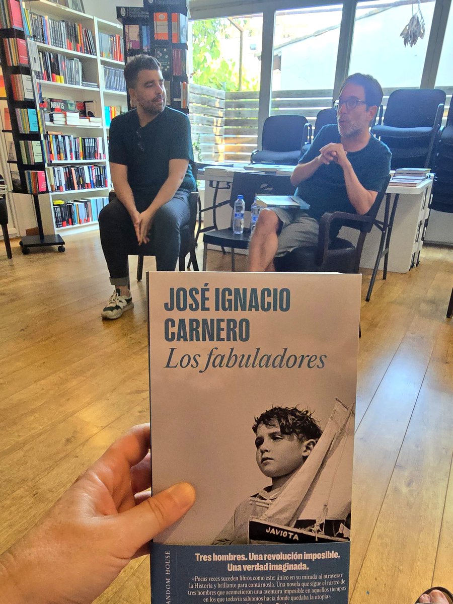 CarmeFenoll's tweet photo. 📘 A 'Los fabuladores', @jicarnero reconstrueix un episodi gairebé inversemblant amb una documentació tenaç que l’ha dut fins a Veneçuela, São Paulo i Portugal. Un viatge rere els fets, els testimonis i les mentides. Presentat avui a la @Nollegiu de Palafrugell @randomhouse https://t.co/2ZRNSB0h6f