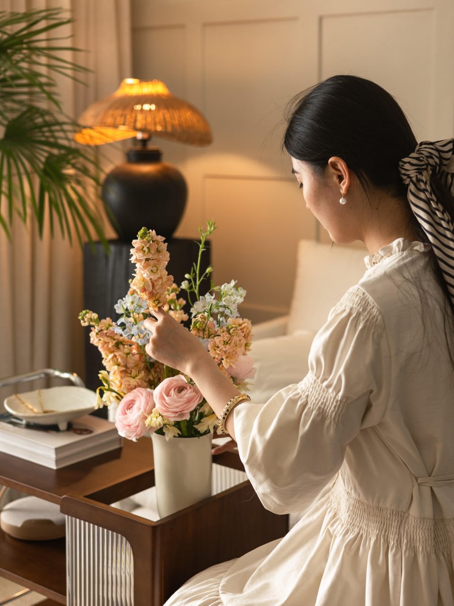 SoftBloomLiving's tweet photo. With some free time this afternoon, I noticed the flowers at home had wilted, so I quickly ordered some fresh ones to arrange. While arranging flowers, I suddenly had an inspiration and took out my drawing board to start creating. Are you looking forward to seeing my painting? https://t.co/k0PIMey21r