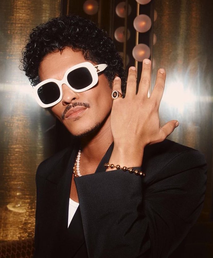 brbrunomars's tweet photo. É OFICIAL! Bruno Mars está no novo álbum de Karol G.

A cantora revelou a tracklist de ‘No Me Arrepiento de Sentir Tanto’ e confirmou o artista na faixa “Still”. O álbum será lançado na próxima sexta-feira (07). https://t.co/QxLUaBuPrc