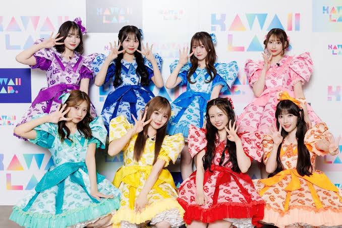 ppfuts's tweet photo. 何の話をしてる？？？？私たちと同じ坂道みてる？？？誰が見ても「キラキラして美しい女子の憧れる世界観」これだろ。

でも小ガキは後者のやかましい衣装に憧れるかもね世界観ちゃおだし。子供の玩具みたいだもんな。 https://t.co/EsdwTvT4iF