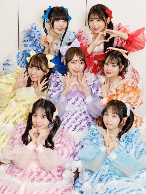ppfuts's tweet photo. 何の話をしてる？？？？私たちと同じ坂道みてる？？？誰が見ても「キラキラして美しい女子の憧れる世界観」これだろ。

でも小ガキは後者のやかましい衣装に憧れるかもね世界観ちゃおだし。子供の玩具みたいだもんな。 https://t.co/EsdwTvT4iF