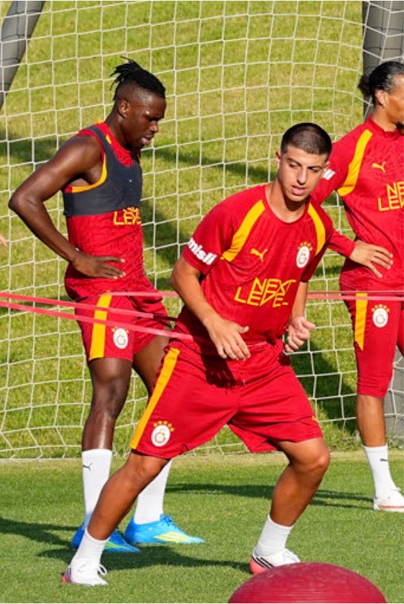 Vice1905_'s tweet photo. #Galatasaray’dan açıklama:
"Tedavisi tamamlanan Wilfried #Singo, antrenmanın bir bölümünde takımla birlikte yer alırken idman sonrasında atletik performans uzmanları eşliğinde ekstra çalıştı." https://t.co/bfuvGeAukl