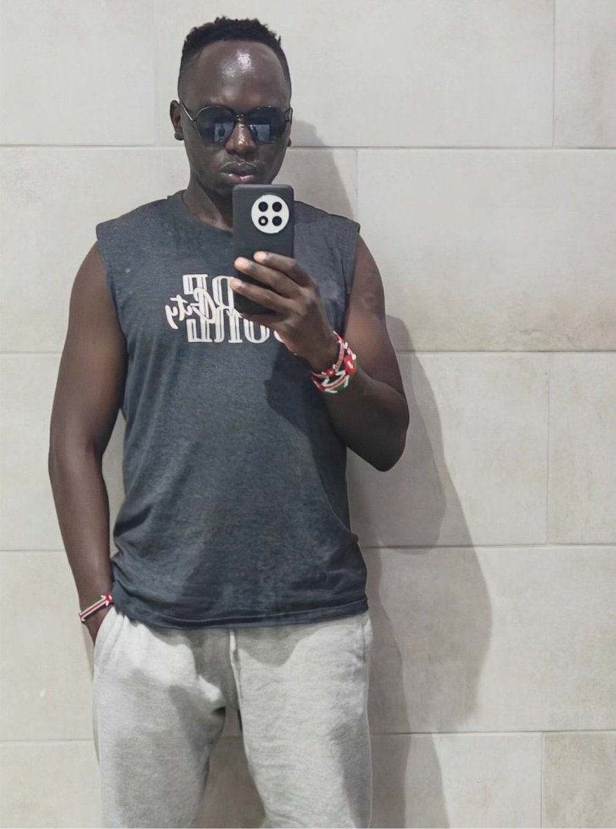 polo_kimanii's tweet photo. There is something poverty does to a man that he can never come back from. Like my boi Kimuzi is barely 28 years lakini nywele inaanza katikati ya kichwa. This is a consequence of jua ya ushago. When you are poor in ocha the sun tandikas you like a yam thief in lagos. Nywele inaacha kuwa soft,inakua dengu,inaacha kuwa dengu inakua sasa steelwire. Aiih! 

Yani shida inakuchapa,mpaka unazeeka ukiwa mtoto. Kimuzi is 25 years,but he looks 45,anakaa nikama alizaliwa na nyanya yake bwana. If you look at his forehead closely,you will notice the shining. Its an adaptive mechanism to reflect back the sunrays,ndio akivuna mahindi asikufie kwa shamba. It is very likely his son will be born with a kipara. 

Ni mungu tu amsaidie akiwa huko jericho,apate angalau muisraeli atafunga macho moja ampende 
juu ya matendo yake,sababu sura hakuna,apatie yeye mtoto,hapo kipara itapotea sababu msungu ni nywele soft.  My lord,have mercy on this boi. Ametoka mbali sana,apa ngara nakumbuka akichesa na watoto ya jirani angalau wamuumishe mandasi asiiname lunch. 

Khabusie!