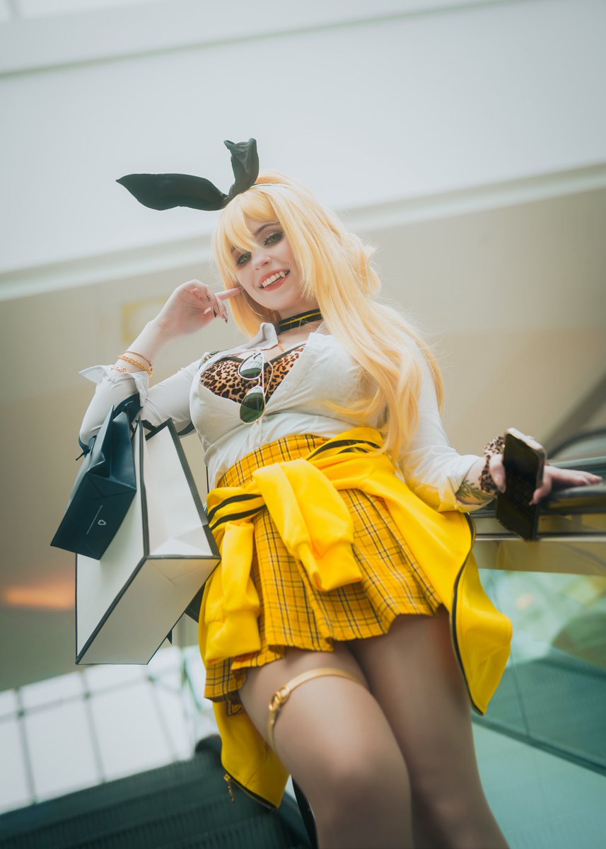 aradacos's tweet photo. RUPEE AT DA MALLLLLL💛

📸: @starlightnoire 

#nikke #nikkecosplay #nikkerupee https://t.co/QiD6UtA4ez