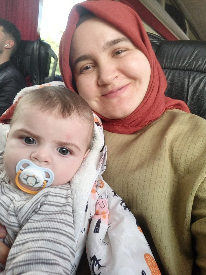 ozgr089's tweet photo. İzmir'deki operasyon kapsamında tutuklanan 31 yaşındaki ebe Rümeysa Şanal, 12 Haziran 2026'dan beri cezaevinde. Tutuklanmasıyla 10 aylık Emin annesinden ayrıldı. Akciğerinde kist olan ve anne sütüne ihtiyaç duyan Emin, iki aydır anne bakımından mahrum.

EminHasta AnnesiHapiste https://t.co/TkXR9JCBLE