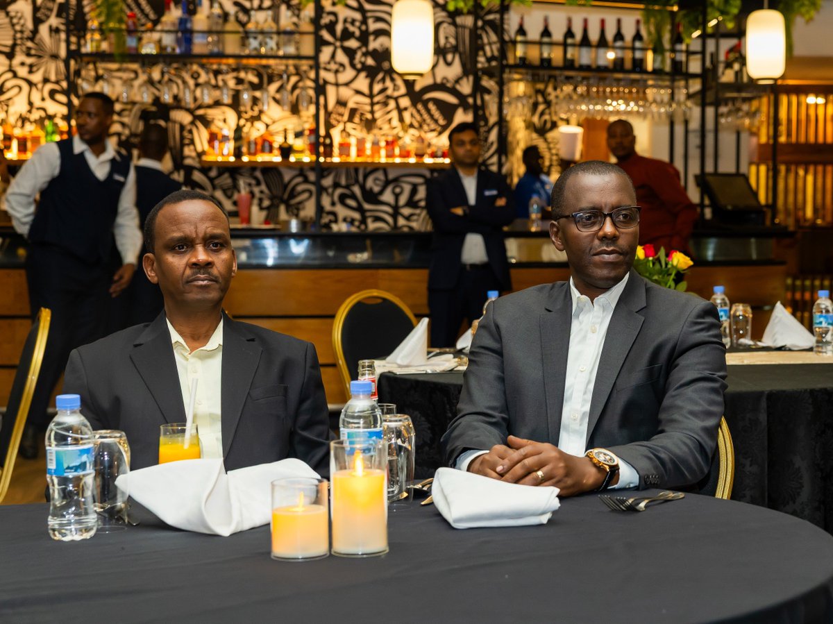 Rwandapolice's tweet photo. Kuri uyu mugoroba, 

Umuyobozi Mukuru wa Polisi y'u Rwanda, CG Felix Namuhoranye yakiriye ku meza Umuyobozi w'Urwego rushinzwe Umutekano Rusange muri Yorodaniya, Maj. Gen. Obeidallah Abedrabbuh Maaitah n'abamuherekeje bari mu Rwanda mu ruzinduko rw'iminsi ine. https://t.co/HAm7Z9MNXm