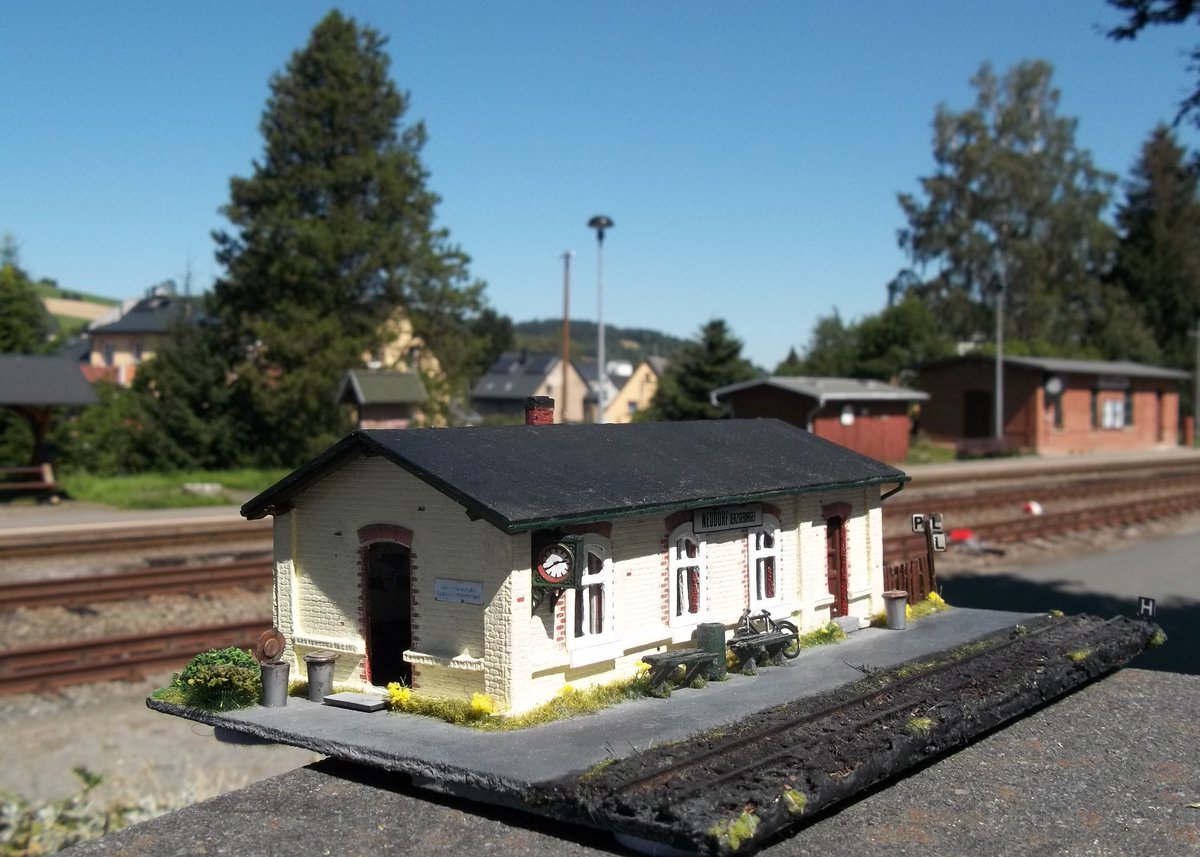 ThomasBartels83's tweet photo. In den letzten Monaten habe ich mir ein #Diorama des #Bahnhof #Neudorf ( #Erzgebirge) an der #Fichtelbergbahn im Maßstab 1:87 gebaut 🚂⚒️😊
Im Zustand wie er sich bis Mitte der 1990er präsentierte 🛤️🏡🎨🖌️💛
Heute kam es zum Treffen von #Modell & Vorbild 😍📸✨
#ThomasBartlels https://t.co/bOHu1yxV4d