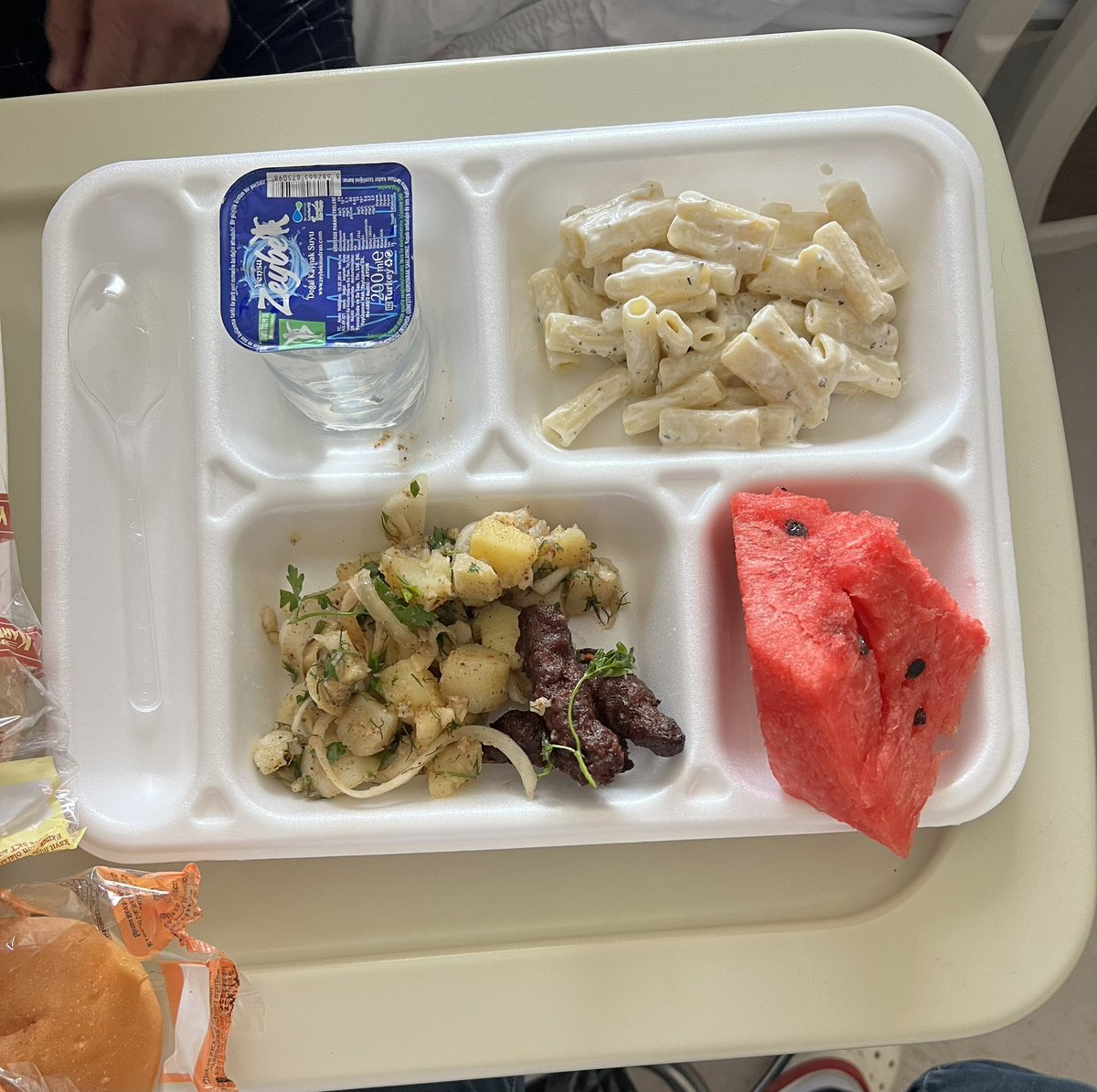 gurfig's tweet photo. Manisa Merkez Efendi Devlet Hastanesi;
REFAKATÇİ ÖĞLEN YEMEK MENÜSÜ 05.08.2026)

Köfte
Patates Salatası
Yoğurtlu Makarna 
Karpuz
Su

Hastasına bakamayan hükümetlerden Hasta refakatçısına kadar bakıp yemeğini veren hükümete.

Sorarsanız az bile Erdoğancıyım… https://t.co/dCStP69s5v