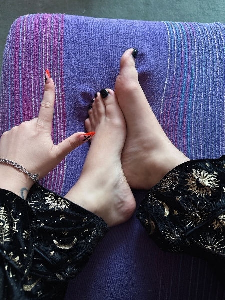 bluebsxx's tweet photo. It’s time to empty your wallets for me 😌 🐷 Chop chop. https://t.co/oHwGqgahSO https://t.co/wDw2iM1Jnf