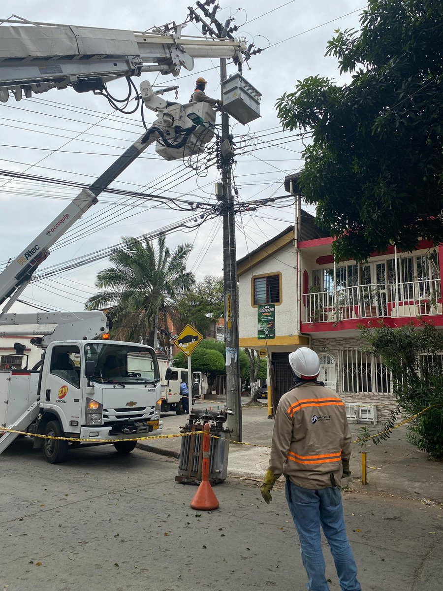 EMCALIoficial's tweet photo. #EMCALIEnAcción l Nuestro grupo operativo de energía cambia un transformador en la carrera 19 con calle 17, barrio Belalcázar.

Seguimos trabajando para mantener una red eléctrica más segura y confiable. 💚 https://t.co/IsQ7QRALBI