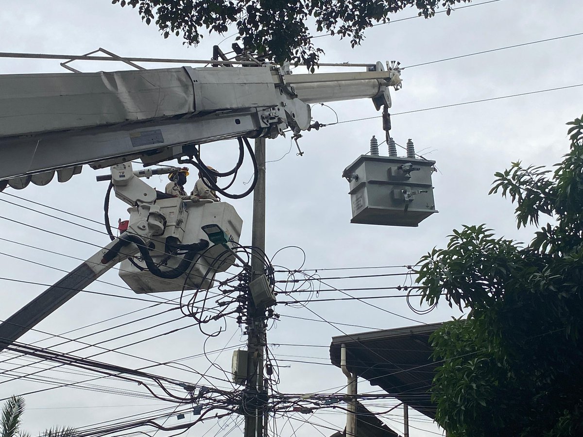 EMCALIoficial's tweet photo. #EMCALIEnAcción l Nuestro grupo operativo de energía cambia un transformador en la carrera 19 con calle 17, barrio Belalcázar.

Seguimos trabajando para mantener una red eléctrica más segura y confiable. 💚 https://t.co/IsQ7QRALBI