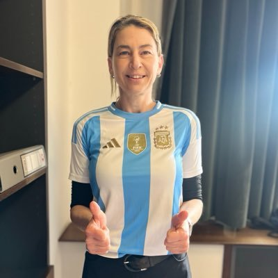 NadiaGBurgos's tweet photo. Con esta foto de perfil la Senadora por Entre Ríos Romina Almeida anuncia su voto en contra de la venta de nuestro país, no? 

@RominaAlmeidaER La tierra y nuestros ríos no se venden, no se queman, no se desalojan y no se privatizan! https://t.co/dijrxumqud