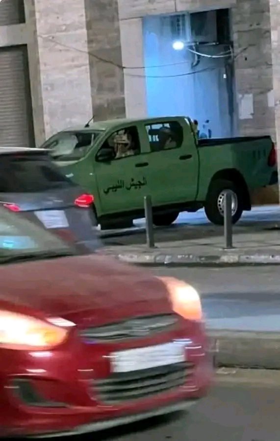 aleasima_17's tweet photo. بداية انتشار سيارات عليها شعار الجيش الليبي باللون الأخضر في طرابلس  ممكن تكون أتفاق مسعد بولس بين صدام والزوبي بدء في التنفيد المرحلة أولى في طرابلس 
#العاصمة https://t.co/2rvi21zwbQ