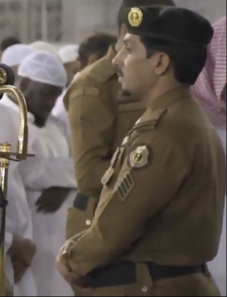 b_vg80's tweet photo. مرت ستة أعوام على وفاة الرقيب الحسين محمد علي العسيري رحمه الله، مرافق أئمة المسجد الحرام لمدة خمسةٍ وعشرين عامًا.

كانت وفاته مفاجئة؛ فبعد أن عاد من توصيل ابنته إلى المدرسة، شعر بإعياء شديد، ثم دخل في غيبوبة ونُقل إلى مستشفى النور التخصصي بمكة المكرمة، حيث انتقل إلى رحمة الله إثر سكتة قلبية مفاجئة.

وعُرف رحمه الله بحسن خلقه، وإخلاصه في عمله، وحبه لأعمال الخير، وكان يسهم في تأمين المياه لعدد من المساجد، ابتغاءً للأجر من الله.

نسأل الله أن يغفر له ويرحمه، وأن يرفع درجاته في الفردوس الأعلى، ويجزيه خير الجزاء على ما قدمه من خدمةٍ للحرمين الشريفين وأعمالٍ صالحة، وأن يجعل ذكراه الطيبة باقيةً في قلوب من عرفه. اللهم آمين.