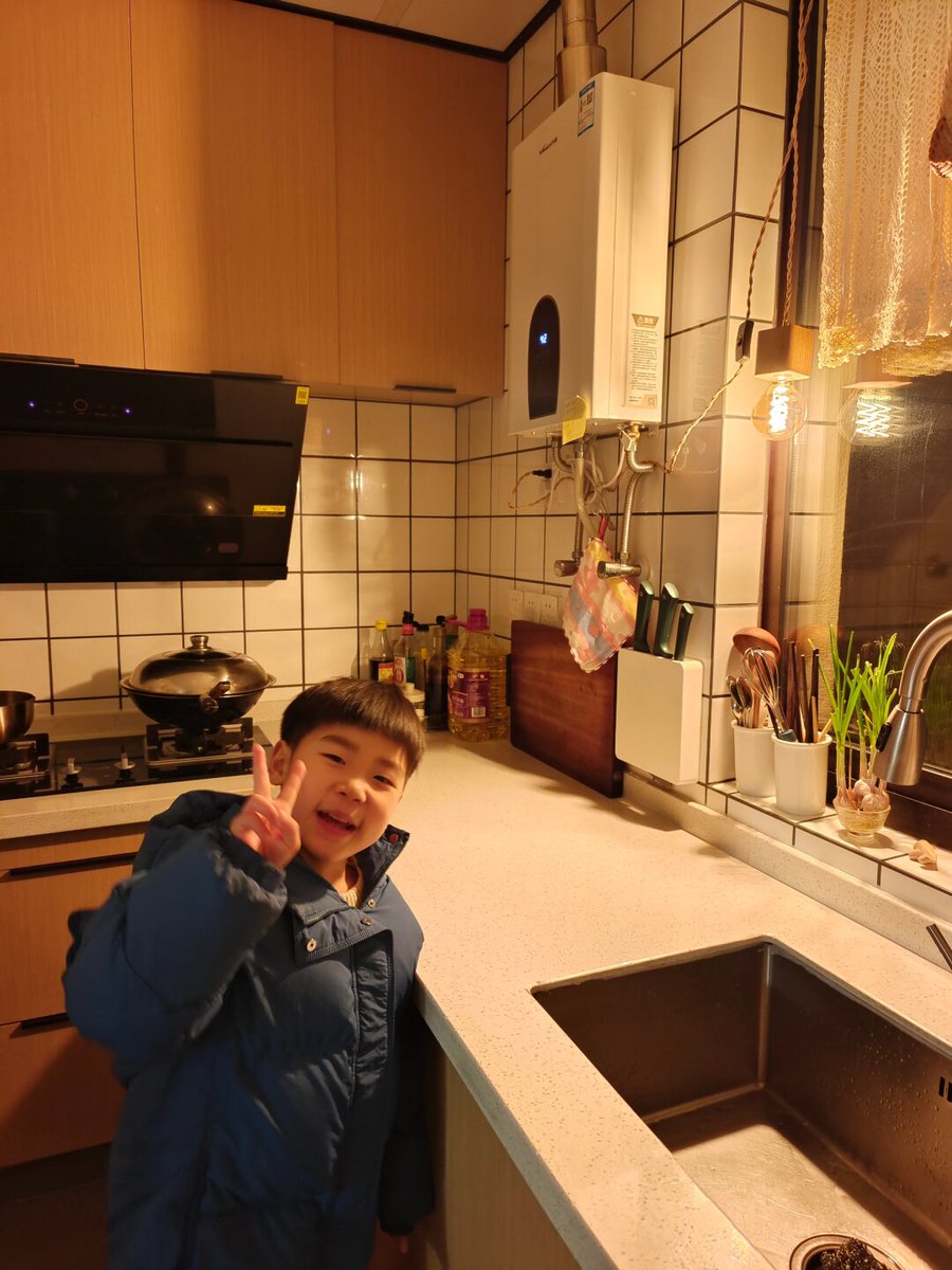 Barbara70794424's tweet photo. [Late night bites = the best bites. Steaming miso soup + fluffy rice, served warm under soft kitchen lights. ]， https://t.co/wk6G6toRTw