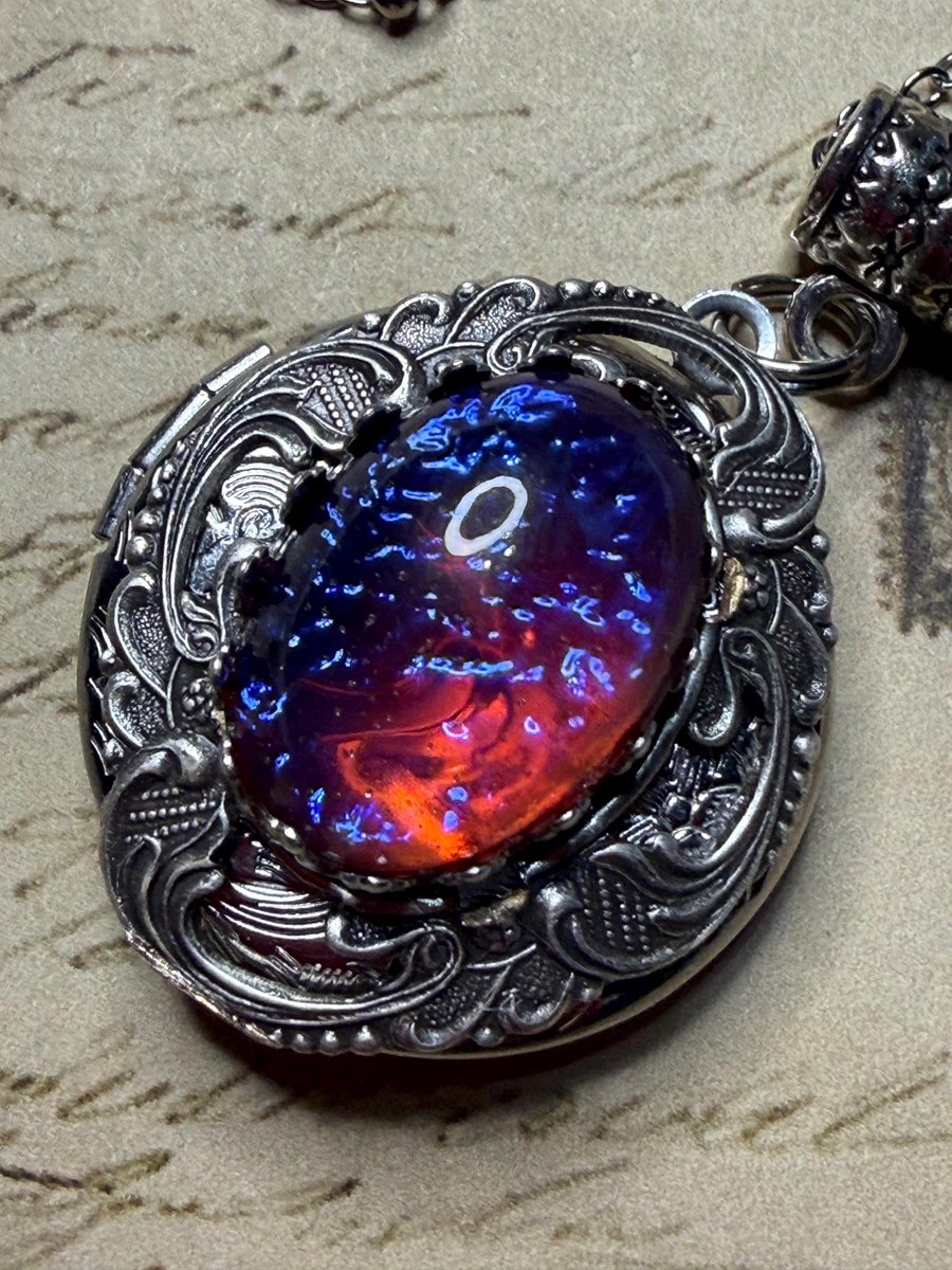 Witschy's tweet photo. Locket Necklace, Mexican opal also called dragons breath cabochon center. https://t.co/QsMz4xNqV3 #mexicanopal #dragonsbreath #locket #handmadejewelry #handmade #etsyfinds #etsygift #etsyshop #giftforher #giftideas #handmadegift #handmadejewelry #ooak #shopping #uniquegift https://t.co/bbmYmOe1g4