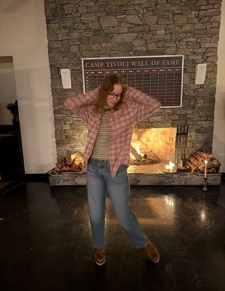 einbinderfiles's tweet photo. Hannah Einbinder behind the scenes of “Teenage Sex and Death at Camp Miasma”. 

📸: gilliana via Instagram https://t.co/73ARv9xzUI