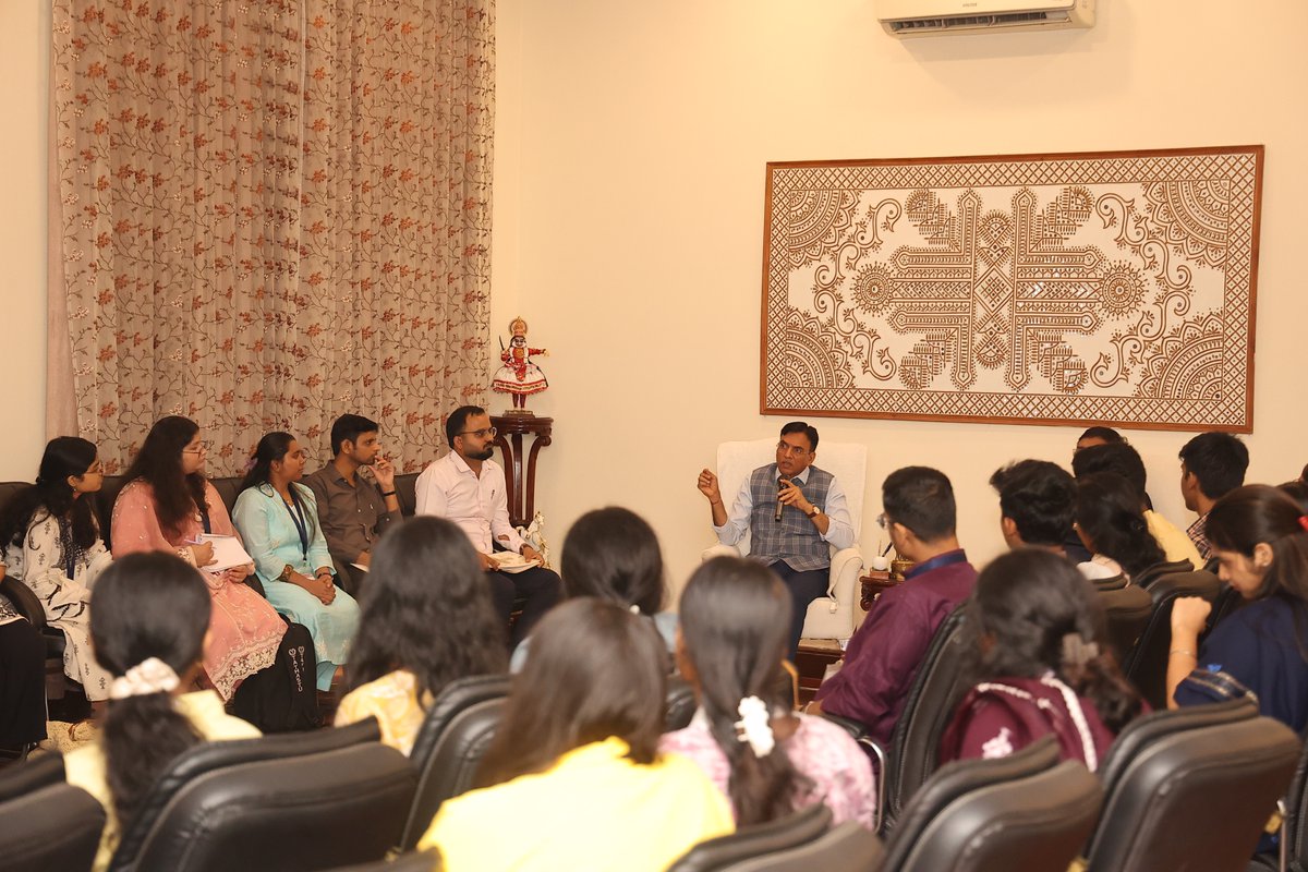 mansukhmandviya's tweet photo. सशक्त युवा, सशक्त भारत!

मा. सांसद श्री अजीत गोपछड़े जी के 'MP LEADs Fellowship' के छात्रों के साथ संवाद का अवसर मिला। यह देखकर हर्ष होता है कि हमारी युवा पीढ़ी देश की नीतियों, अनुसंधान और पब्लिक पॉलिसी में इतनी गहरी रुचि ले रही है। 

आदरणीय प्रधानमंत्री श्री @narendramodi जी के 'विकसित भारत' के संकल्प को सिद्ध करने में युवाओं की यह भागीदारी अत्यंत महत्वपूर्ण भूमिका निभाएगी।
