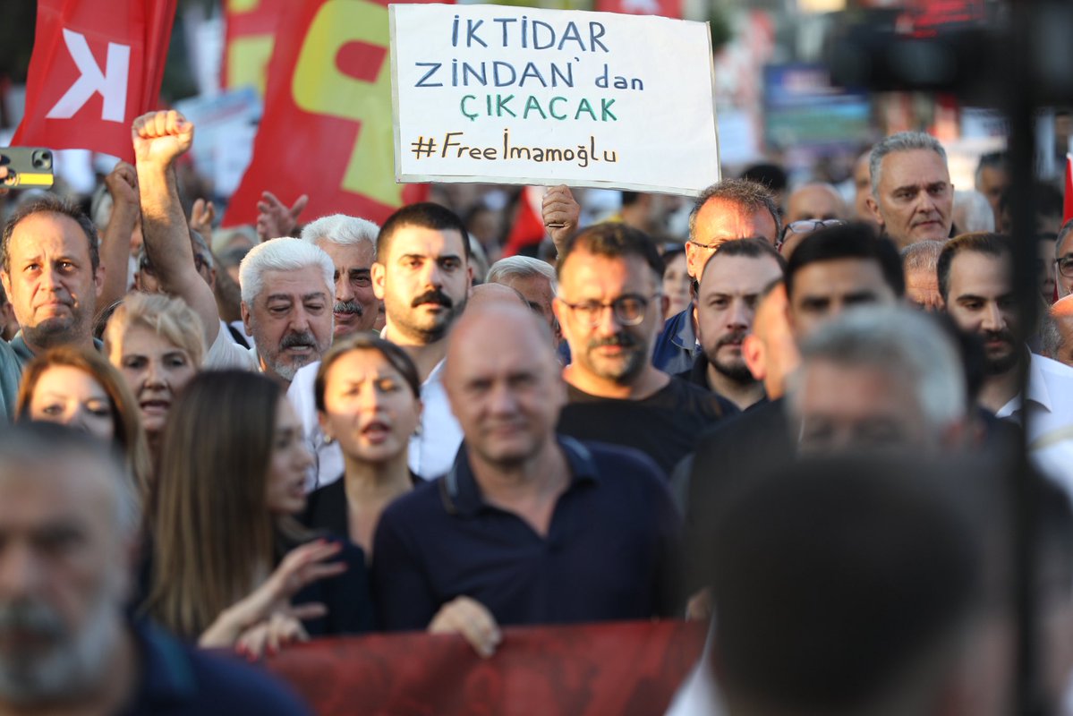 aligokcek's tweet photo. Tuzla’da Tuzlalı komşularımız ile birlikte "Millet İradesine Saygı Yürüyüşü"müzü gerçekleştirdik.

Tuzla halkının iradesi kapalı kapılar ardında, siyasi hesaplar ve kişisel çıkarlar için  devredilecek bir emanet değildir! Seçmenin güvenini ve sandıktaki tercihini hiçe sayan bu tutum Tuzla halkına açık bir ihanettir!