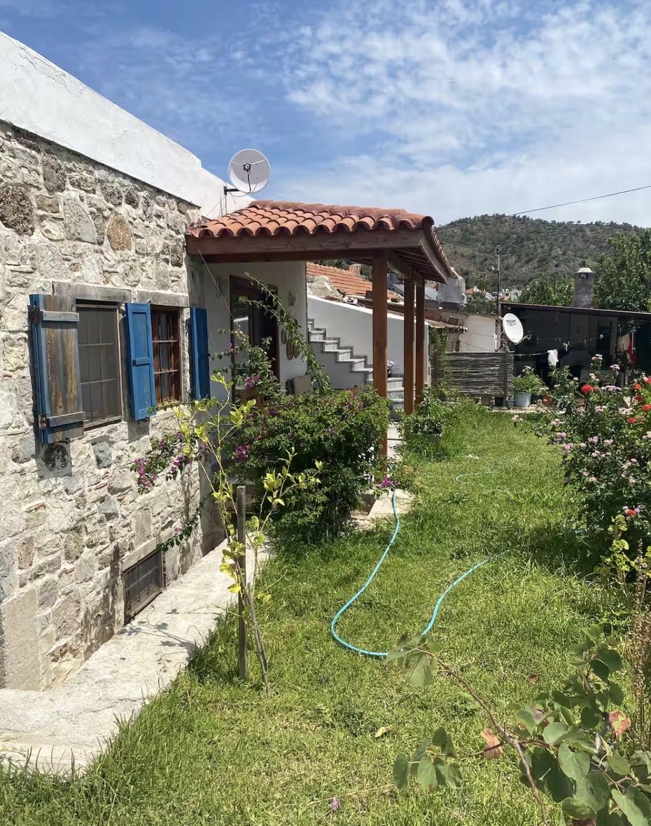 sacmasec's tweet photo. Datça’da ikinci konaklama önerim: Esinti Datça 🌬️

🍇 Köyün içinde tertemiz havaya uyandığımız bir Airbnb evi. Bize Datça’yı sevdiren ilk yer (gönüllü #tanıtım)

🍅 Bahçeden topladıkları domates, salatalıklar hala aklımızda… 

🧊 Dar bir yoldan geçip ulaştık Esinti Datça’ya… İki katlı, serin mi serin bir taş ev. Biraz Pinterest evi biraz da köy evi gibi döşenmişti. En sıcak aylarda kalmıştık ve tüm gün klimayı açmamıza bile gerek kalmamasına hayret etmiştik.

🥒 Ama en çok şaşırdığımız şey bir sabah kapımızın çalınıp bahçeden, dalından yeni kopmuş domates, salatalık ve en çok da eşimin bayıldığı incirleri bırakmaları oldu. 

🏡 Ev ile Hande hanım ilgileniyor. Bence o da genç bir girişimci. Ailesinin evini harika bir konaklama noktasına çevirmiş. Ev iki katlı. Alt kat ile üst katın bağlantısı yok. İki kat da ayrı ayrı kiraya veriliyor. İki kat da birbirinden güzel. En iyi kısmı da üst katın da arka cepheden bahçesinin olması.

📍 Şuan sadece üst kat rezervasyona açık duruyor. En az 3 gün kalma şartı var. Bu ev arabası olup koy koy, bük bük gezeceklere uygun. Ayrıca bizim gibi “ben tatilde ev rahatlığında geniş geniş kalmak, şehri yaşayıp pazara gidip meyvelerimi alıp mutfakta yıkayıp akşam bahçe sefası yapmak istiyorum” diyenlere… #Kızlan diye harika bir köyde. Merkeze yarım saat mesafede…

#reklam değil ama çok memnun kaldığımız için anlatmak istedim. Şuan en canlı sezonda gecelik 6-7bin ₺ arası. Şöyle bir baktım 16 ve 30 Ağustos’tan sonra boş. 😊