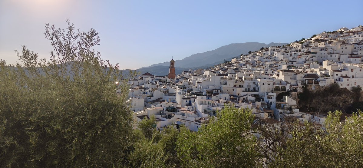 Folrat's tweet photo. #BonaTarda, #Tuiterlanders!!!
Després de 3 dies de viatge, ja sóc al destí:
Cómpeta, #Cornisa de la #CostaDelSol!!!
😎😎😎 https://t.co/5vDBYs0O3i