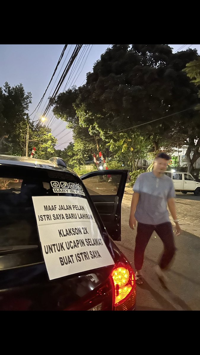 Asunazr's tweet photo. Gara-gara kelakuan suami, pulang lahiran diklaksonin orang sepanjang jalan😭 gemes amat kelakuan bapak baru inii😖🩵￼

cc yasminashilaa https://t.co/j9F6GLt6i6