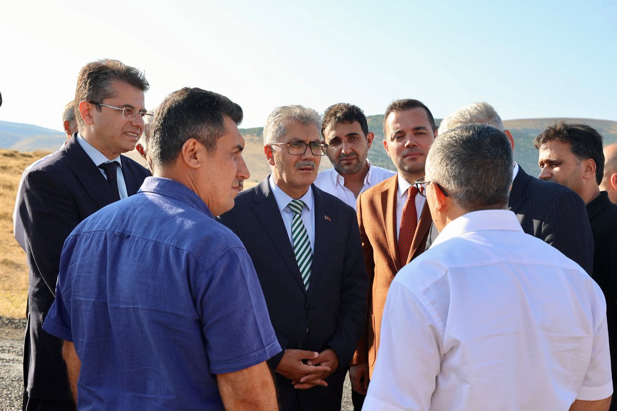 bingoltso's tweet photo. Bingöl Valimiz Sayın Cahit Çelik, Sancak Belde Belediye Başkanımız Sayın Hayrettin Çiçek, Başkanımız Kadir Çintay, İl Tarım ve Orman Müdürümüz Sayın Mehmet Fatih Aktay, Milli Emlak İl Müdürümüz Sayın Mehmet Barış, Fırat Kalkınma Ajansı Bingöl YDO Koordinatörümüz Sayın Murat Ortak, Meclis Üyemiz Sayın Ali Bayatkara, Köy Muhtarları ve beraberindeki heyet ile birlikte, Sancak Beldesi’nde kurulması planlanan Bingöl Besi ve Süt Sığırcılığı Tarıma Dayalı İhtisas Organize Sanayi Bölgesi (TDİOSB) için planlanan alanda incelemelerde bulundu.

Yaklaşık 1.000 dönüm (100 hektar) alan üzerine kurulması planlanan projede, 43 besi sığırcılığı işletmesi ve 38 süt sığırcılığı işletmesi olmak üzere toplam 81 işletmenin faaliyete geçirilmesi ve 12.100 büyükbaş hayvan kapasitesine ulaşılması hedeflenmektedir.

Yaklaşık 15,5 milyar TL yatırım büyüklüğüne sahip olması öngörülen proje ile et, süt, biyogaz ve organik gübre üretiminin aynı sistem içerisinde değerlendirildiği entegre bir üretim modeli hayata geçirilecektir. Böylece katma değerin Bingöl’de kalması, yatırımcılara altyapısı hazır üretim alanları sunulması, istihdamın artırılması ve ilimizin hayvancılık sektöründeki rekabet gücünün yükseltilmesi amaçlanmaktadır.

@celikcahit