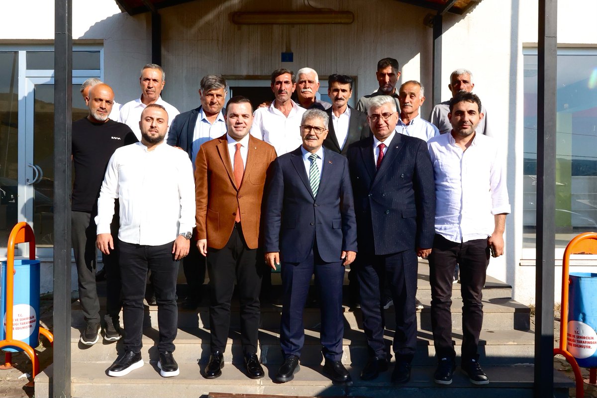 bingoltso's tweet photo. Bingöl Valimiz Sayın Cahit Çelik, Sancak Belde Belediye Başkanımız Sayın Hayrettin Çiçek, Başkanımız Kadir Çintay, İl Tarım ve Orman Müdürümüz Sayın Mehmet Fatih Aktay, Milli Emlak İl Müdürümüz Sayın Mehmet Barış, Fırat Kalkınma Ajansı Bingöl YDO Koordinatörümüz Sayın Murat Ortak, Meclis Üyemiz Sayın Ali Bayatkara, Köy Muhtarları ve beraberindeki heyet ile birlikte, Sancak Beldesi’nde kurulması planlanan Bingöl Besi ve Süt Sığırcılığı Tarıma Dayalı İhtisas Organize Sanayi Bölgesi (TDİOSB) için planlanan alanda incelemelerde bulundu.

Yaklaşık 1.000 dönüm (100 hektar) alan üzerine kurulması planlanan projede, 43 besi sığırcılığı işletmesi ve 38 süt sığırcılığı işletmesi olmak üzere toplam 81 işletmenin faaliyete geçirilmesi ve 12.100 büyükbaş hayvan kapasitesine ulaşılması hedeflenmektedir.

Yaklaşık 15,5 milyar TL yatırım büyüklüğüne sahip olması öngörülen proje ile et, süt, biyogaz ve organik gübre üretiminin aynı sistem içerisinde değerlendirildiği entegre bir üretim modeli hayata geçirilecektir. Böylece katma değerin Bingöl’de kalması, yatırımcılara altyapısı hazır üretim alanları sunulması, istihdamın artırılması ve ilimizin hayvancılık sektöründeki rekabet gücünün yükseltilmesi amaçlanmaktadır.

@celikcahit