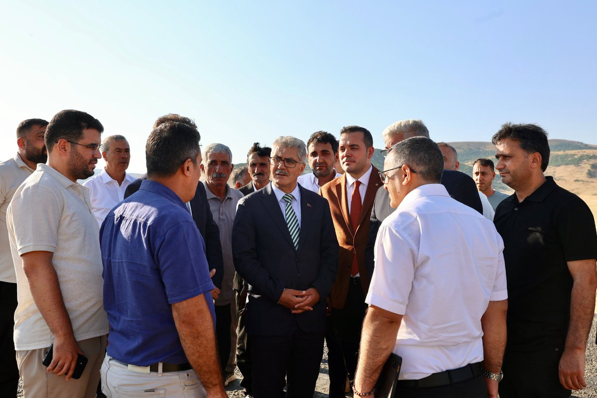 bingoltso's tweet photo. Bingöl Valimiz Sayın Cahit Çelik, Sancak Belde Belediye Başkanımız Sayın Hayrettin Çiçek, Başkanımız Kadir Çintay, İl Tarım ve Orman Müdürümüz Sayın Mehmet Fatih Aktay, Milli Emlak İl Müdürümüz Sayın Mehmet Barış, Fırat Kalkınma Ajansı Bingöl YDO Koordinatörümüz Sayın Murat Ortak, Meclis Üyemiz Sayın Ali Bayatkara, Köy Muhtarları ve beraberindeki heyet ile birlikte, Sancak Beldesi’nde kurulması planlanan Bingöl Besi ve Süt Sığırcılığı Tarıma Dayalı İhtisas Organize Sanayi Bölgesi (TDİOSB) için planlanan alanda incelemelerde bulundu.

Yaklaşık 1.000 dönüm (100 hektar) alan üzerine kurulması planlanan projede, 43 besi sığırcılığı işletmesi ve 38 süt sığırcılığı işletmesi olmak üzere toplam 81 işletmenin faaliyete geçirilmesi ve 12.100 büyükbaş hayvan kapasitesine ulaşılması hedeflenmektedir.

Yaklaşık 15,5 milyar TL yatırım büyüklüğüne sahip olması öngörülen proje ile et, süt, biyogaz ve organik gübre üretiminin aynı sistem içerisinde değerlendirildiği entegre bir üretim modeli hayata geçirilecektir. Böylece katma değerin Bingöl’de kalması, yatırımcılara altyapısı hazır üretim alanları sunulması, istihdamın artırılması ve ilimizin hayvancılık sektöründeki rekabet gücünün yükseltilmesi amaçlanmaktadır.

@celikcahit
