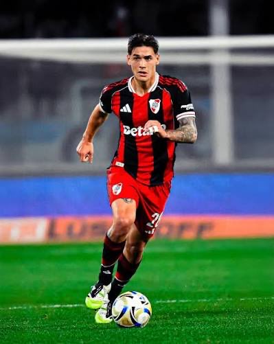 Gonzacarp_09's tweet photo. Che y si Martínez Quarta en realidad puede ser el mejor 5 del futbol argentino y lo estamos desaprovechando? 

Para mí es por acá, MQ de 5 puede marcar diferencia. https://t.co/CN3IF68o2x
