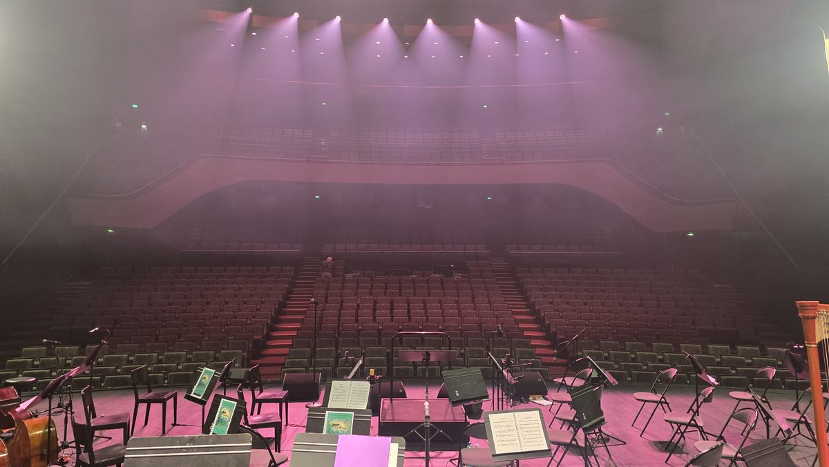 ZoeConwayfiddle's tweet photo. Okay folks, it's just deep breath, and go 🙏

Excited (&amp; nervous) for this sold out show with the amazing Festival Interceltique de Lorient orchestra  performing the music of Shaun Davey 💜💙💜

#live #concert #orchestra #choir #song #irishmusic #scottishmusic #celticmusic https://t.co/GKC1g7EBJ7