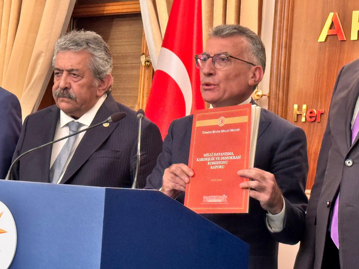 sebatli's tweet photo. Ankara ve Ṣam...
Aynı zaman diliminde, aynı siyasi akıl, aynı tarihi sinsilikle iki parçadaki Kürtleri silahsızlandırarak kontrolü altına aldı.
Yolayrımındaki iki topal devlet restore edildi, Kürtler "vatandaṣ" yapıldı.
Türk ve Arap vatandaṣlığı hayırlı olsun! https://t.co/WFnd1BstA0