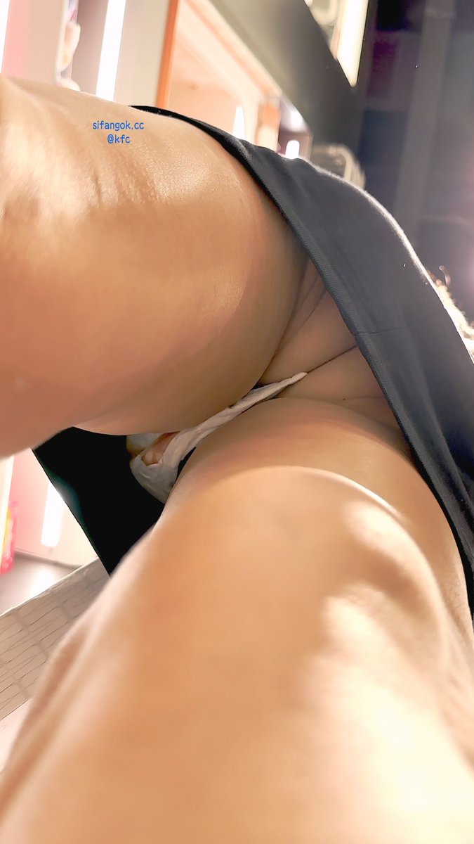 cjw08e's tweet photo. #街拍 #制服 #丝袜 #美腿 #裙底 美女短裙开胸装一次性内被穿成骚丁侧面露毛 https://t.co/QKEzawjbuQ