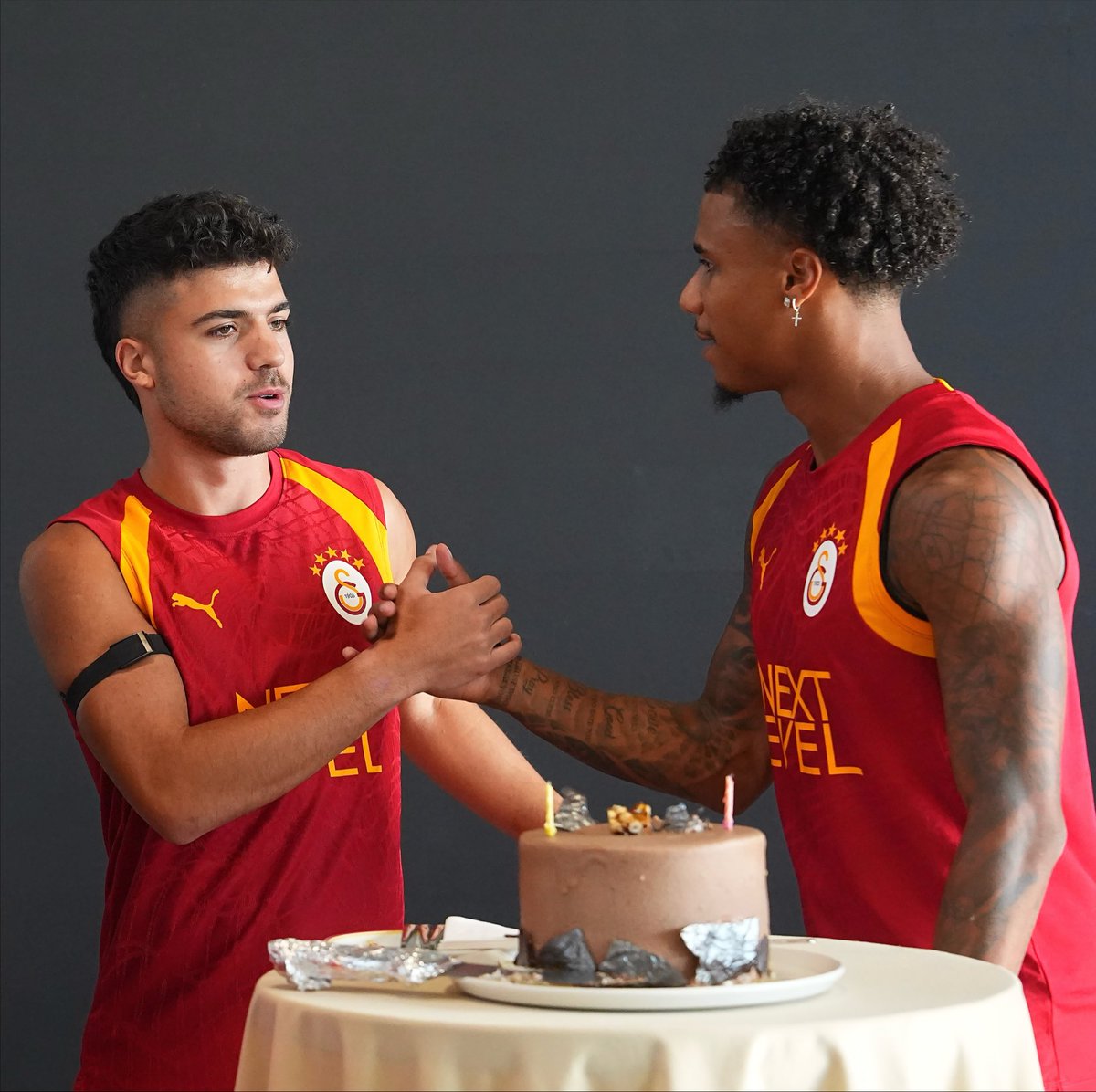 GalatasaraySK's tweet photo. 🎂 Bugünkü antrenman öncesinde futbolcumuz Eyüp Aydın’ın doğum günü kutlandı! https://t.co/mJrvyFr6IY