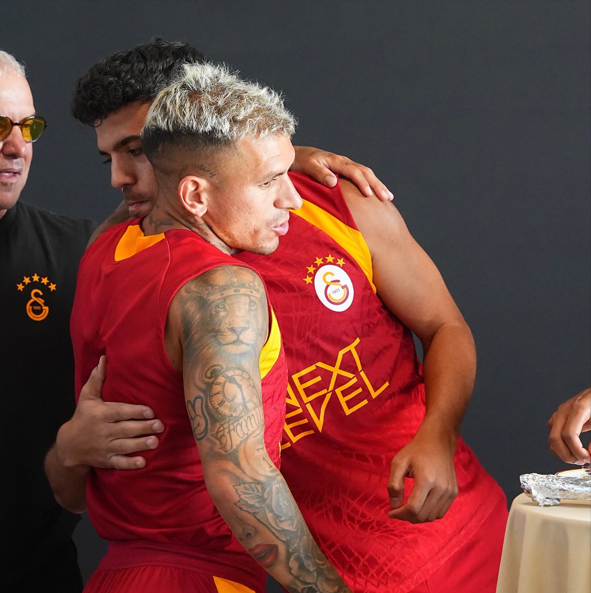 GalatasaraySK's tweet photo. 🎂 Bugünkü antrenman öncesinde futbolcumuz Eyüp Aydın’ın doğum günü kutlandı! https://t.co/mJrvyFr6IY