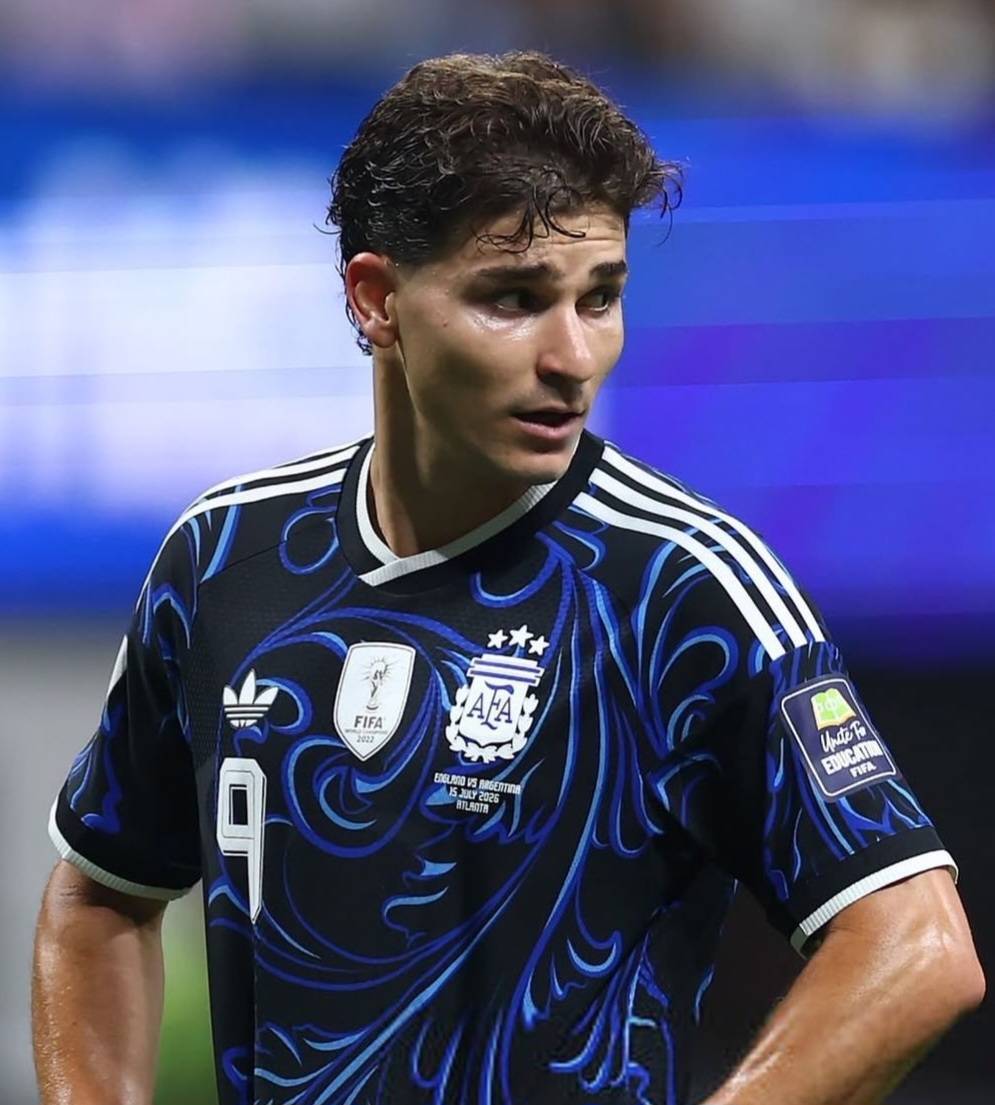 BarcaTimes's tweet photo. 🚨| 𝐉𝐔𝐒𝐓 𝐈𝐍: Julián Álvarez is expected to report back to Atlético Madrid on August 10, as he wants to maintain a professional attitude.

However, he is expected to tell Diego Simeone and the club's board face-to-face that he no longer wants to play for Atlético and that his ONLY desire is to join Barcelona, with the striker prepared to increase the pressure. [@ESPNArgentina] #fcblive