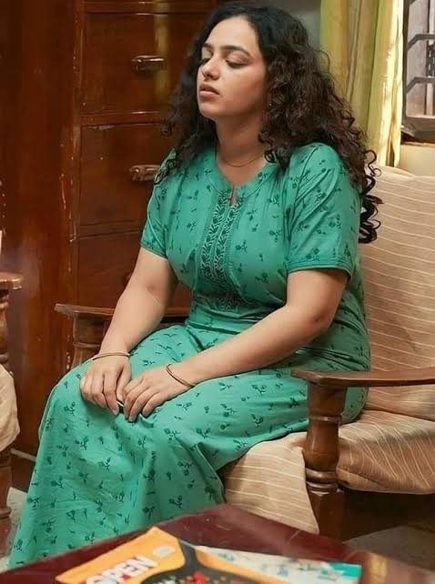 jackjofeyli's tweet photo. second show ക്ക് പോയി ഈ പടം കണ്ട ഞാനും 3 friends ഉം 
ഈ നിത്യ 🍑 ചരക്ക് നേ കണ്ടതും എന്റെ കൂട്ടുകാര് എന്നോട് ചെവിയിൽ 

"ടാ എന്നാ ചരക്കാ നിത്യ കൊഴുത്ത വെണ്ണ" 

ഇത് കേട്ടതും എനിക്ക് കമ്പി ആയി മൈര് 

നല്ല മഴ, AC theatre screenil നിത്യ മേനോൻ കഴച് കേറി പിന്നെ  3 ഉം zip ഊരി🍌🍑 അടിയോടടി https://t.co/s7C21gs2xN