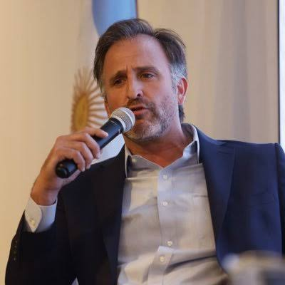 NadiaGBurgos's tweet photo. Y esta es la foto de perfil de @joacobl75 ¿Sabias que este senador es un visionario? 

Ya tiene preparadito el curro, una empresa que "ayuda a los extranjeros a comprar tierra argentina" mira: https://t.co/lS8z8tt3cJ https://t.co/qoPBAPsJNk