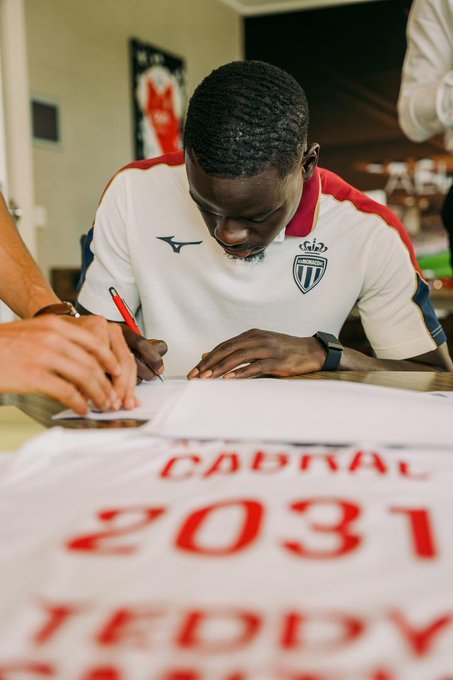 isacohen10's tweet photo. Pape Cabral - MDC athlétique, discipliné et intelligent : physique, gros volume et 1ère relance. S'il transpose ses qualités chez les pros et progresse dans le dernier tiers, on aura un solide B2B. Mais pr ça, faut bosser dur #Cabral #ASM https://t.co/FhiuhreEdR