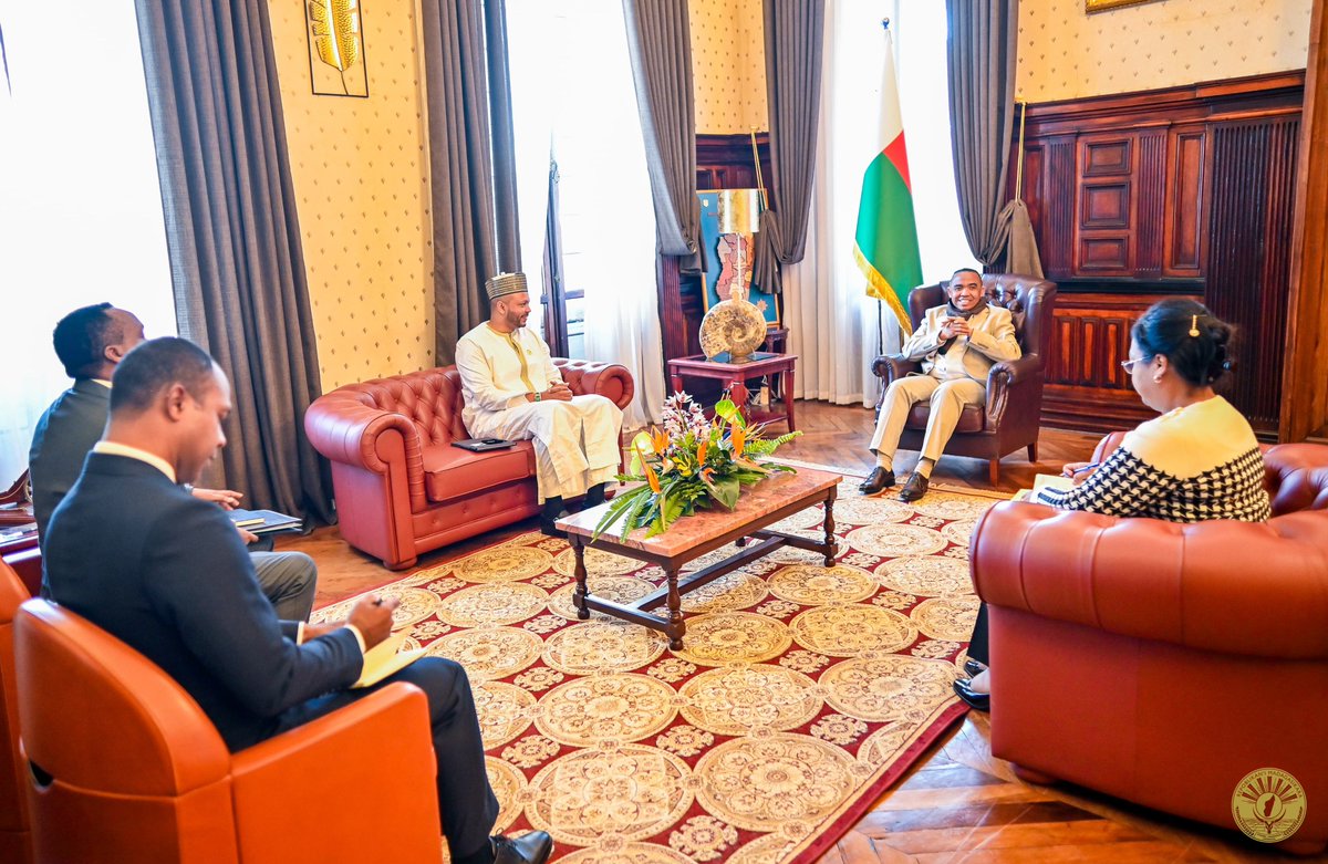 PressACP's tweet photo. 🌐🇲🇬 Le Président de la Refondation de la République de Madagascar reçoit le Secrétaire général de l'OEACP

Point d'orgue de sa mission officielle à Madagascar, S.E. M. Moussa Saleh Batraki (@MBatraki), Secrétaire général de l'Organisation des États d'Afrique, des Caraïbes et du Pacifique (OEACP), a été reçu en audience par S.E. le Colonel Michaël Randrianirina, Président de la Refondation de la République de Madagascar.🇲🇬 
(@PresidenceMada) 

Les échanges ont porté sur les priorités stratégiques de l'OEACP dans le contexte international actuel ainsi que sur le processus de Refondation engagé par les autorités malgaches. Le Secrétaire général a salué cette démarche inclusive et a réaffirmé la disponibilité de l'OEACP à accompagner Madagascar, dans le respect de ses priorités nationales, à travers le partage d'expériences entre États membres, le renforcement des capacités institutionnelles et la coopération Sud-Sud. 🌍🇲🇬

🌐 https://t.co/cQgPwifsc3 

#OEACP #Madagascar #Diplomatie #CoopérationSudSud