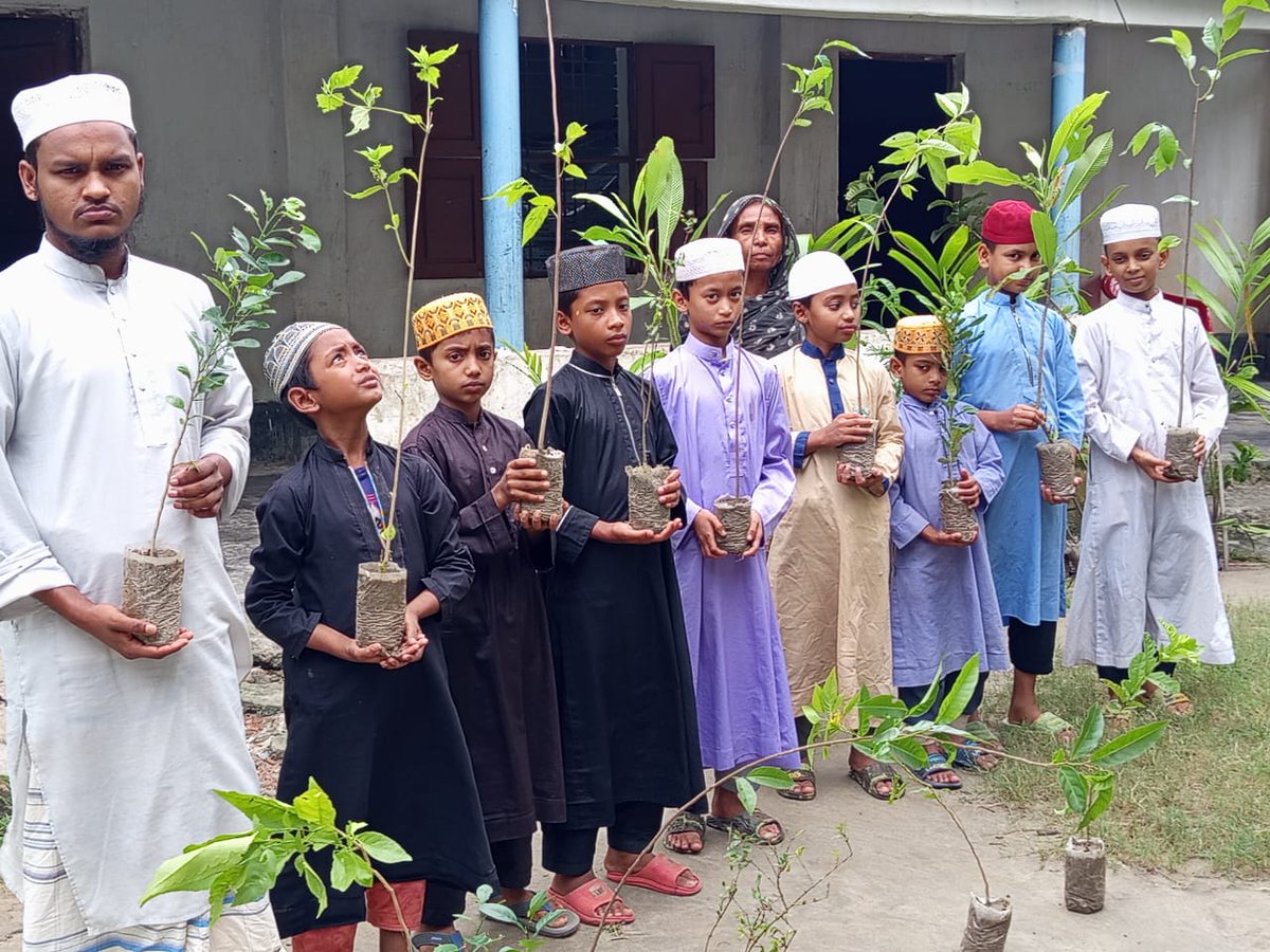 humanvb7p's tweet photo. 💔 Life isn't easy for orphans. Recently, saplings were distributed among them by the Social Services, bringing joy to their faces. Your small help can change their lives.
Support: Human First League Foundation Visit: https://t.co/SWQ1PWlVXG
#Charity #USA2026Best #UNITEDKINGDOM https://t.co/EQ0FCwosQv