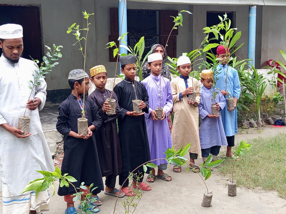 humanvb7p's tweet photo. 💔 Life isn't easy for orphans. Recently, saplings were distributed among them by the Social Services, bringing joy to their faces. Your small help can change their lives.
Support: Human First League Foundation Visit: https://t.co/SWQ1PWlVXG
#Charity #USA2026Best #UNITEDKINGDOM https://t.co/EQ0FCwosQv