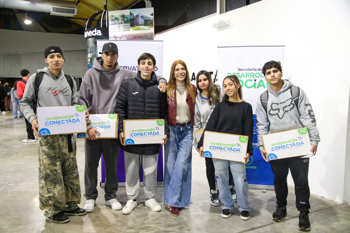 magdysierra's tweet photo. 💻 | Entregamos computadoras a los estudiantes de 6to y 7mo año de nuestra ciudad. 

El programa incluye a escuelas públicas, técnicas y privadas con 100% de subvención estatal y tiene como objetivo incorporar herramientas tecnológicas en la vida de los jóvenes. 

Además, este año incorporamos una oferta de talleres para que los estudiantes adquieran capacidades digitales y habilidades para el mundo del trabajo. 

En Avellaneda, los pibes y las pibas son prioridad en la gestión y los vamos a acompañar siempre💚