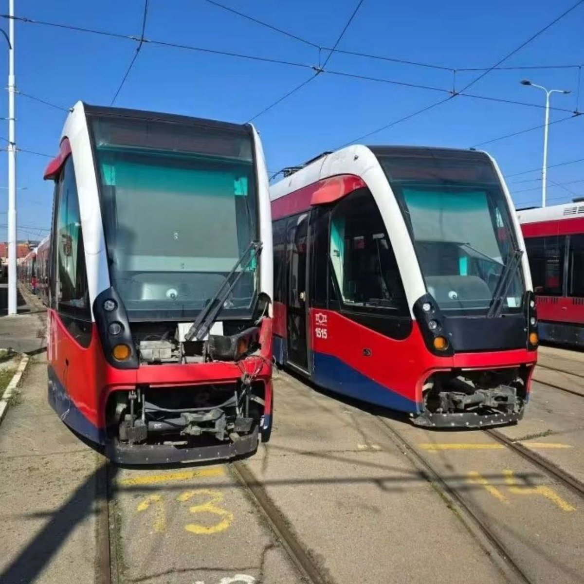Ortodox_Serb's tweet photo. ТРАМВАЈИ ОД 22 МИЛИОНА ЕВРА ВАН ФУНКЦИЈЕ

Још један колапс градске власти! Усред топлотног таласа, на трамвајским пругама - нема клима уређаја! 

„CAF“, такозвани „шпански“ трамваји које смо плаћали 2,2 евра по јединици, нису на улицама овог лета. 

Заменили су их турски трамваји који су се показали катастрофалним, а цена по јединици је била вртоглавих 3,2 милиона евра!

🇷🇸 СРПСКИ ГЛАСНИК