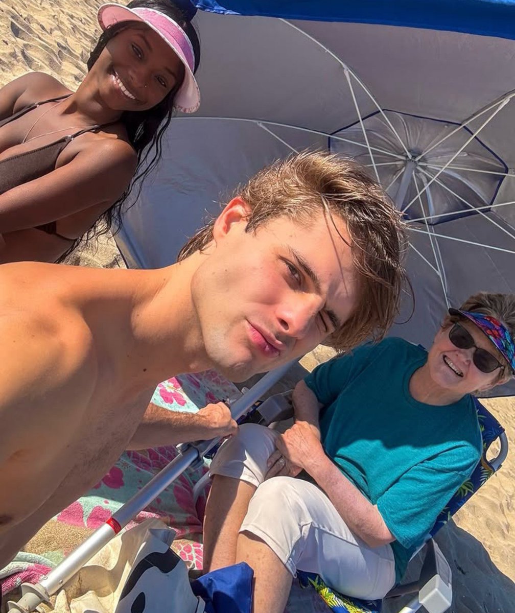 milieledger's tweet photo. Him bringing his grandma #buzz
Him carrying her board #doublebuzz
Him wanting to teach her sister how to surf #infinitebuzz https://t.co/kvZy1H3hqC