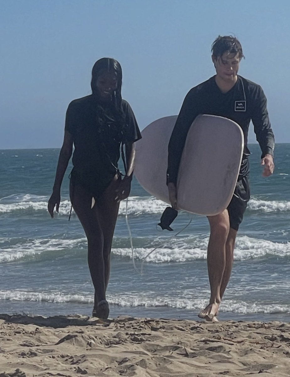 milieledger's tweet photo. Him bringing his grandma #buzz
Him carrying her board #doublebuzz
Him wanting to teach her sister how to surf #infinitebuzz https://t.co/kvZy1H3hqC