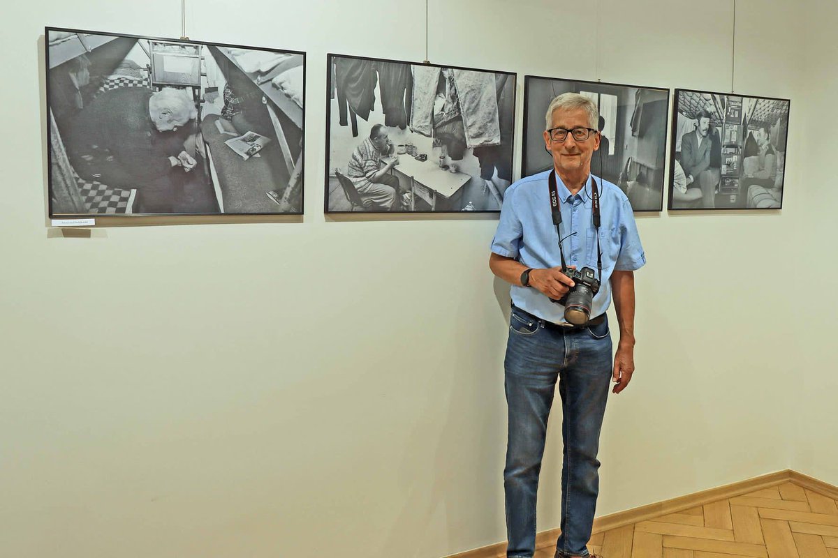 krzyches's tweet photo. Kolega Jerzy Tomczak zdjął mnie, elegancko, przy moich zdjęciach.😁
(Wczoraj, na wernisażu wystawy Fotoklubu Opole, w Wojewódzkiej Bibliotece Publicznej) https://t.co/uETtk4jUQY