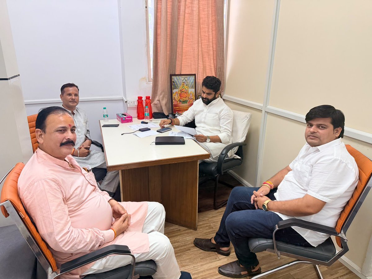 Gaurav_BJP12's tweet photo. आज प्रदेश भाजपा कार्यालय में प्रदेश भर से पधारे सम्मानित पदाधिकारियों एवं कार्यकर्ताओं से आत्मीय भेंट की।
#BJP #MadhyaPradesh #PartyWorkers #Organization #JanSeva #BharatiyaJanataParty https://t.co/CmF27GwtnL